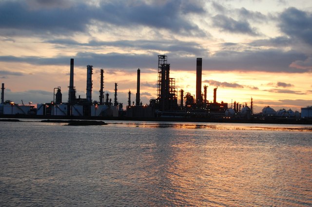 Complejo industrial petrolero asociado al debate económico peruano
